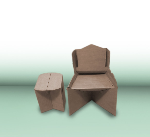 Cadeiras e bancos em papelão